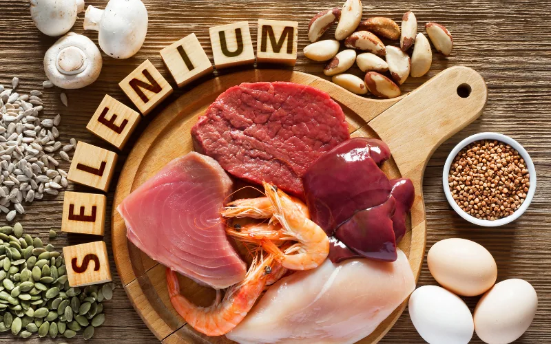 Aliments riches en sélénium : viande, poisson, crevettes, œufs, noix du Brésil et graines