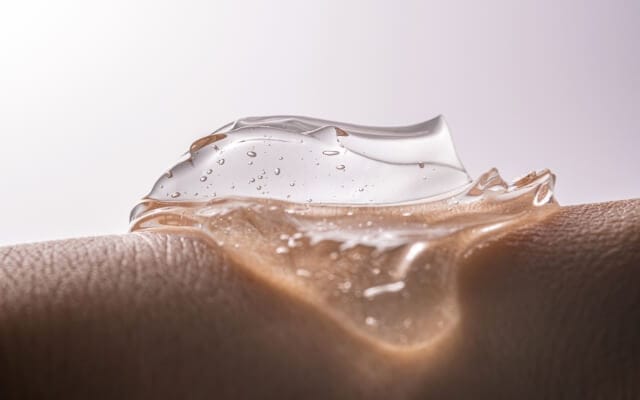 Gel transparent d'acide hyaluronique sur la peau