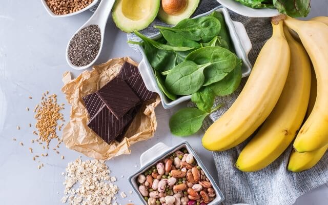 Aliments riches en magnésium : épinards, bananes, avocat, chocolat noir, légumineuses et graines