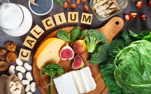 Aliments riches en calcium : lait, fromage, tofu, brocoli, chou, figues, haricots et amandes