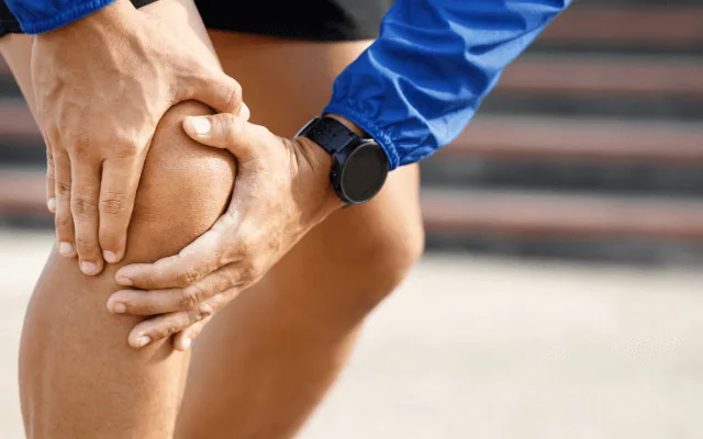 Coureur se tenant le genou douloureux