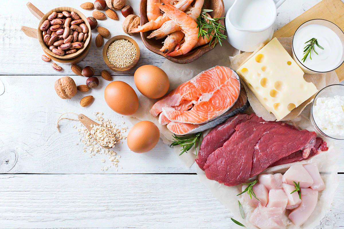 Aliments riches en protéines : œufs, saumon, viande, fromage, crevettes, noix et haricots