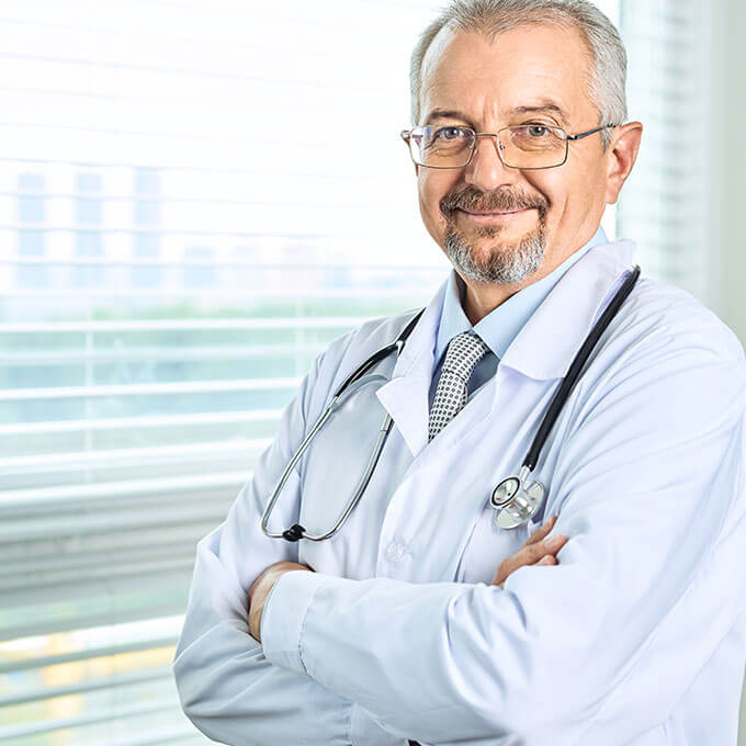 Médecin en blouse blanche avec un stéthoscope